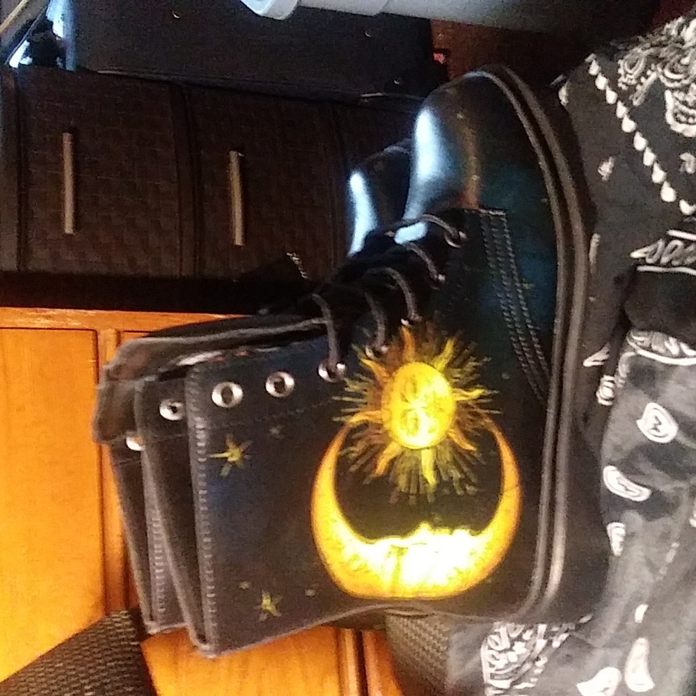 YesWeVibe Sun and Moon Boots size 8.5w